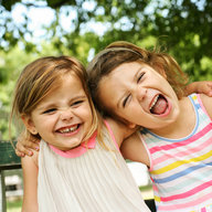 6 Tipps, die Spielen zum besten Gehirntraining machen - meinefamilie.at  Freundinnen umarmen sich