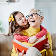 Leihoma liest Kind aus Buch vor