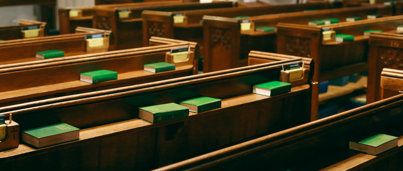 Bankreihen mit Büchern in der Kirche