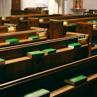 Bankreihen mit Büchern in der Kirche