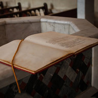 Evangeliar, Bibel liegt am Taufbecken