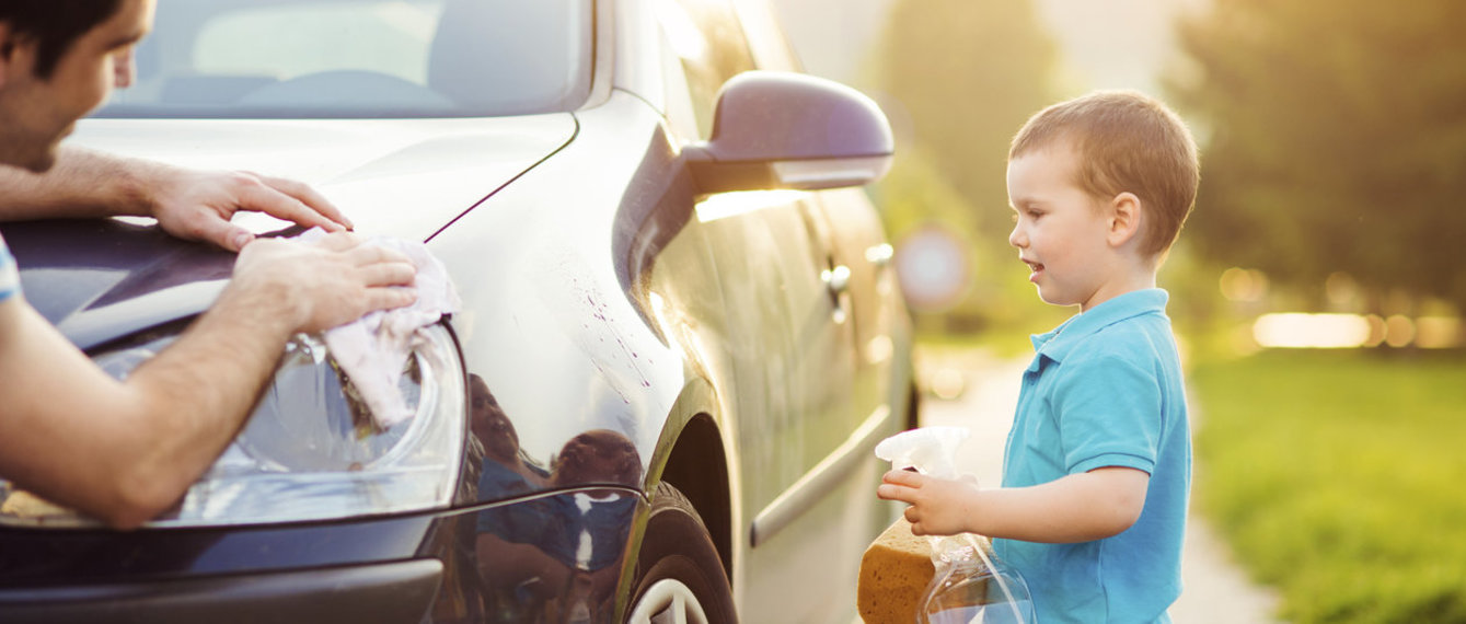 Vater und kleiner Junge waschen Auto