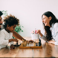 Familie spielt Schach