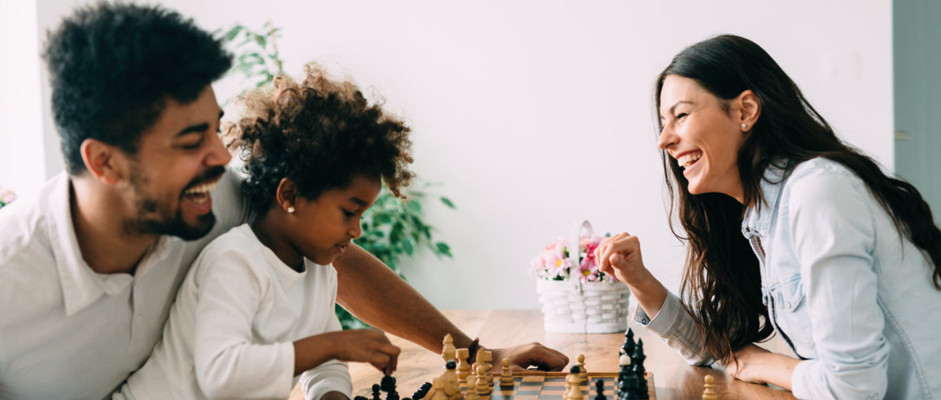 Familie spielt Schach