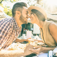 Paar küsst sich im Restaurant