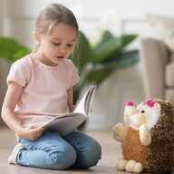 Mädchen spielt mit igel