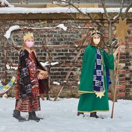 Kinder als Heilige drei Könige verkleidet