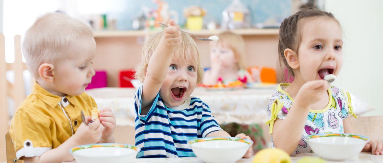 Kinder am Essen