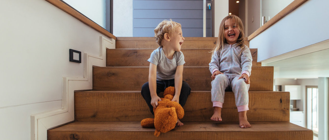 Kinder spielen mit Teddybär