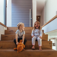 Kinder spielen mit Teddybär