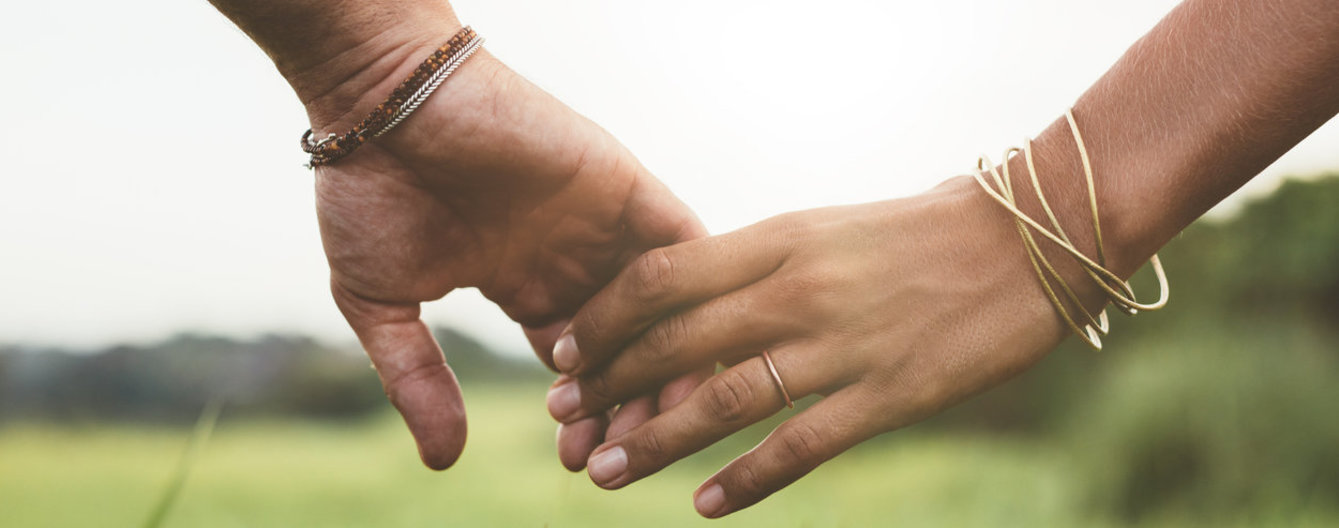 Das Gespräch verbindet uns - meinefamilie.at Händehalten