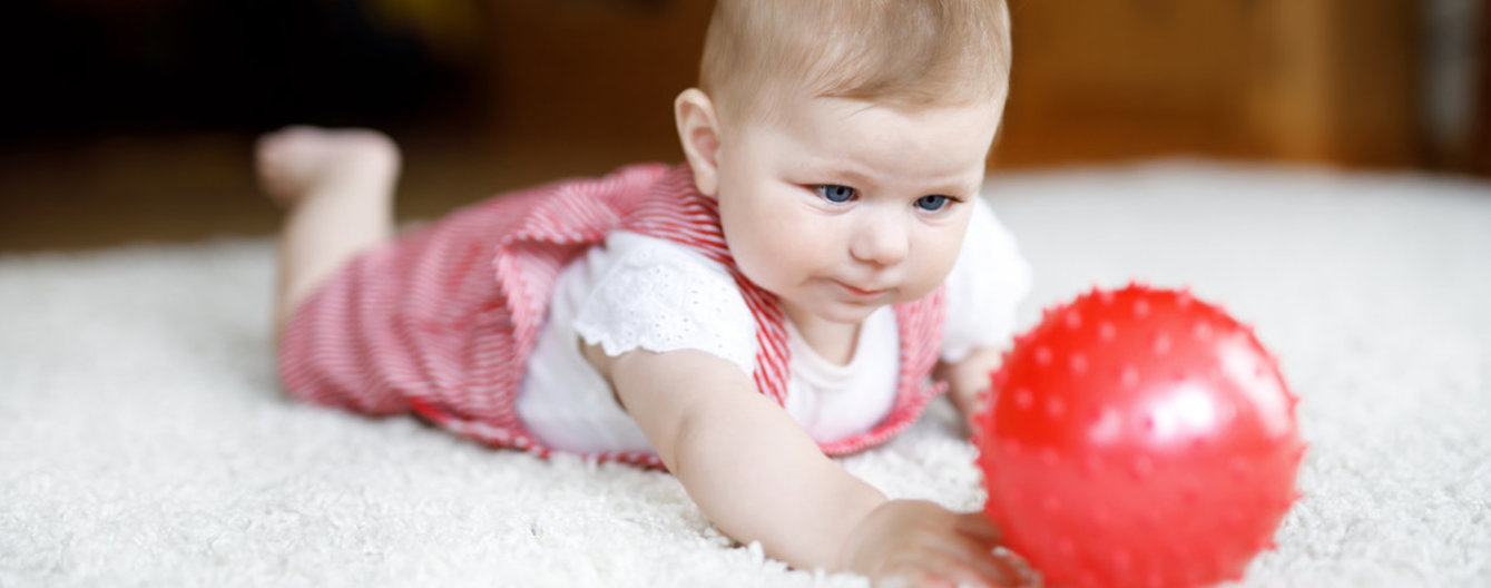 Spielzeugideen für Kinder bis 5 - meinefamilie.at Baby spielt mit Ball