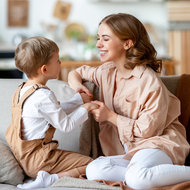 Kinder wertschätzen statt beschämen © istock Glückliche Mutter spielt mit Sohn auf dem Sofa