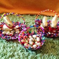 selbstgebastelte Osterkörbchen aus Bügelperlen