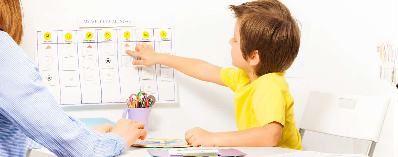 kind bastelt mit mutter kalender mit bildern