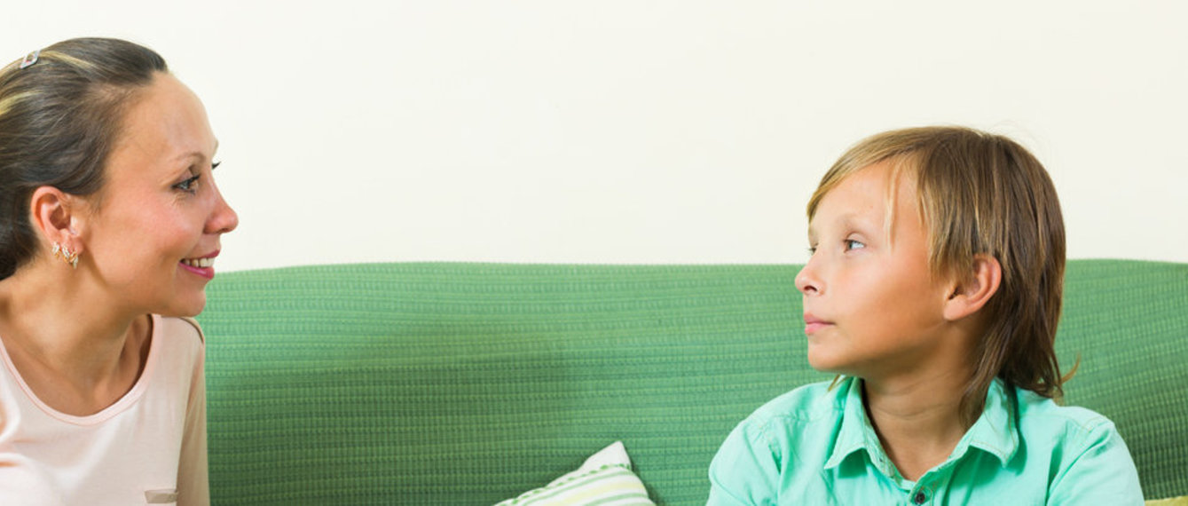 Mutter und Sohn sitzen auf der Couch