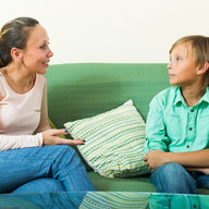 Mutter und Sohn sitzen auf der Couch