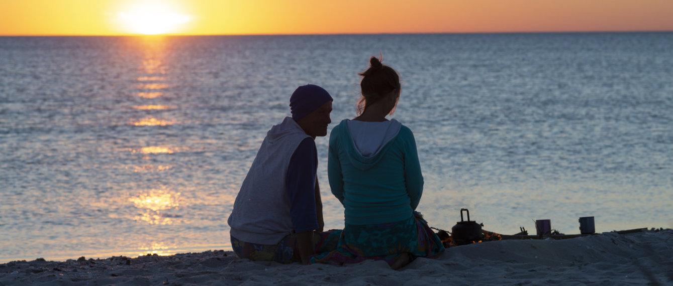 Paar macht Picknick am Meer