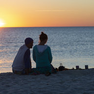 Paar macht Picknick am Meer