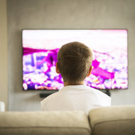 Digitale Medien und neue Autorität © iStock Bub schaut in den Fernseher