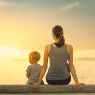 Mutter und Sohn bei Sonnenuntergang