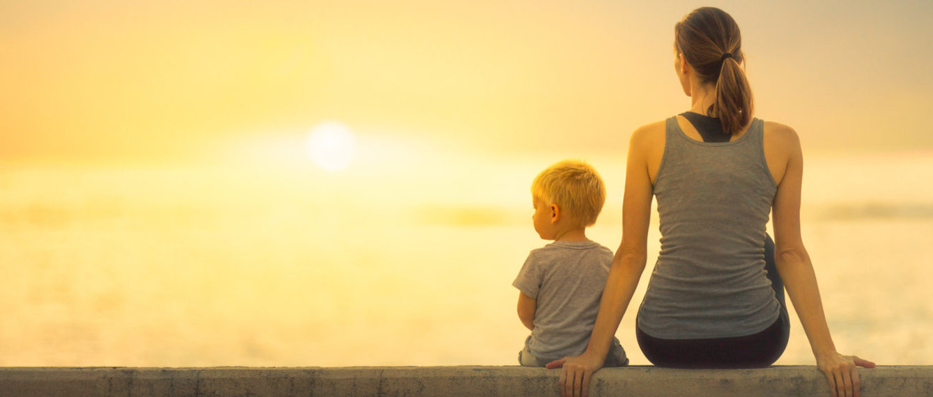 Mutter und Sohn bei Sonnenuntergang