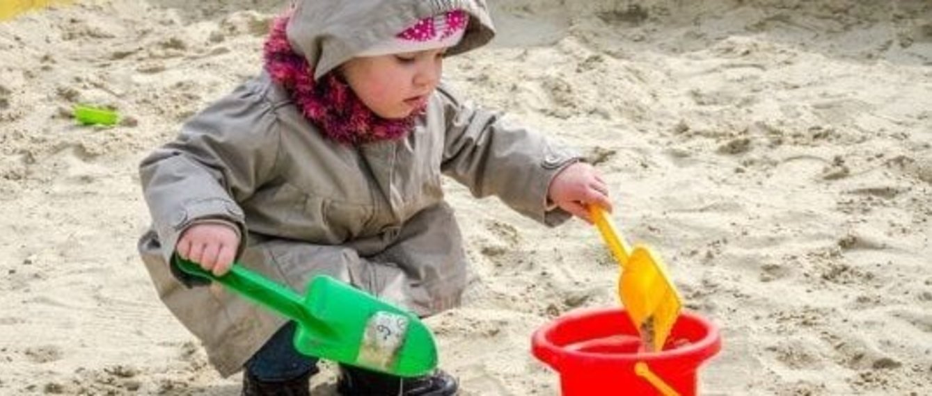 Kind spielt im Sandkasten