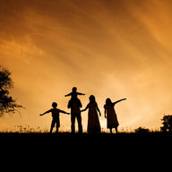 Familie bei Sonnenuntergang