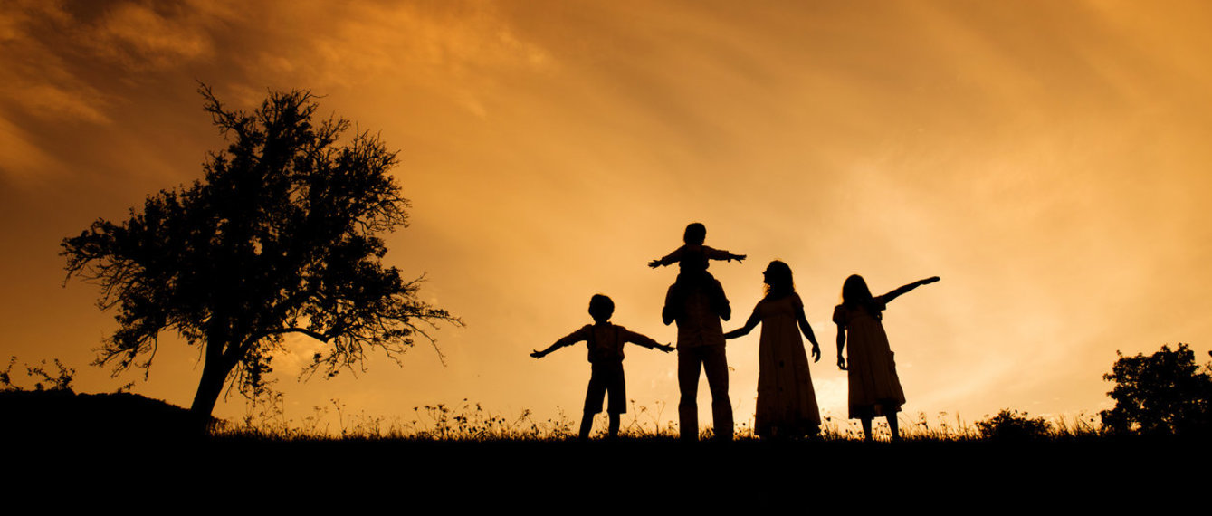 Familie bei Sonnenuntergang