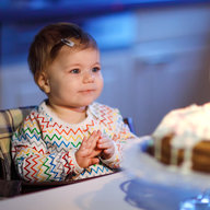 Kleines Mädchen mit Geburtstagstorte