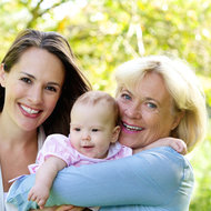 Oma Mutter Baby lachen