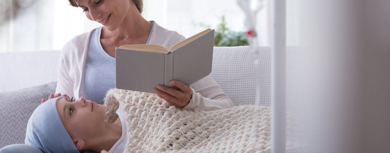 Eine Mama für den Notfall: Kinderbetreuung für den Fall der Fälle - Notfallmama - meinefamilie.at Mutter liest krebskranke Tochter ein Buch vor