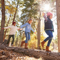 Kinder spiele im Herbst 