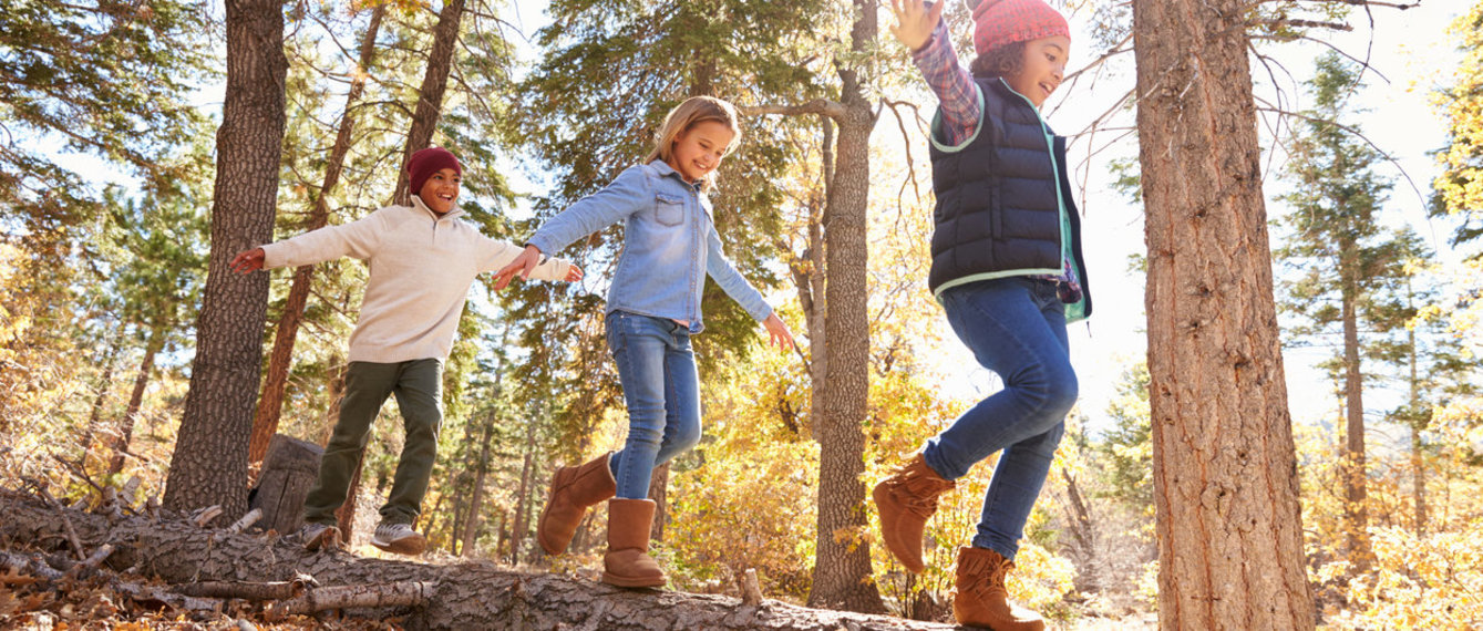 Kinder spiele im Herbst 