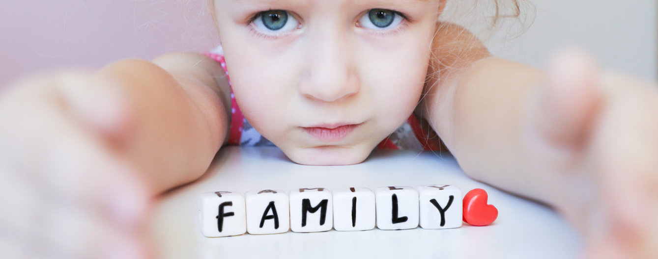 Da war ein Mensch, der anderen wehtun wollte - Distanz und Abstand halten - meinefamilie.at Trauriges Mädchen Kamera träumen Familie betrachten
