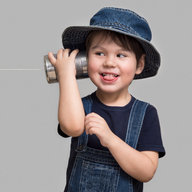 Bube mit Dosentelefon