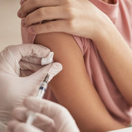 Arzt impft kleines Mädchen