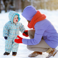 Kleinkind hat einen Wutanfall im Winterwald