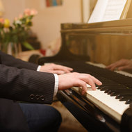 Musik für die Taufe - meinefamilie.at  Mann spielt Klavier