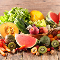 Ein Tisch voller frischem Obst und Gemüse