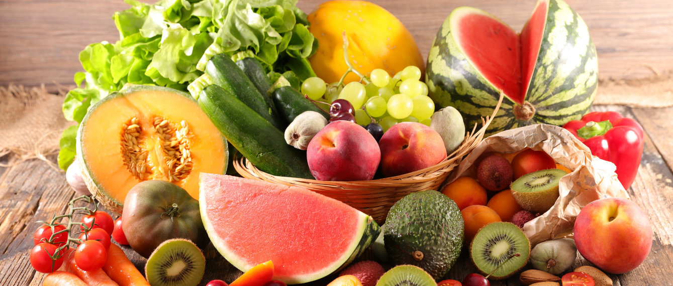 Ein Tisch voller frischem Obst und Gemüse