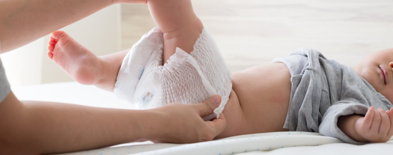 Ich mag nicht… wickeln - meinefamilie.at Mutter wickelt Baby
