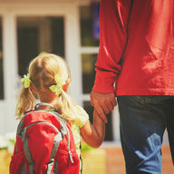 Vater und Tochter halten Hand