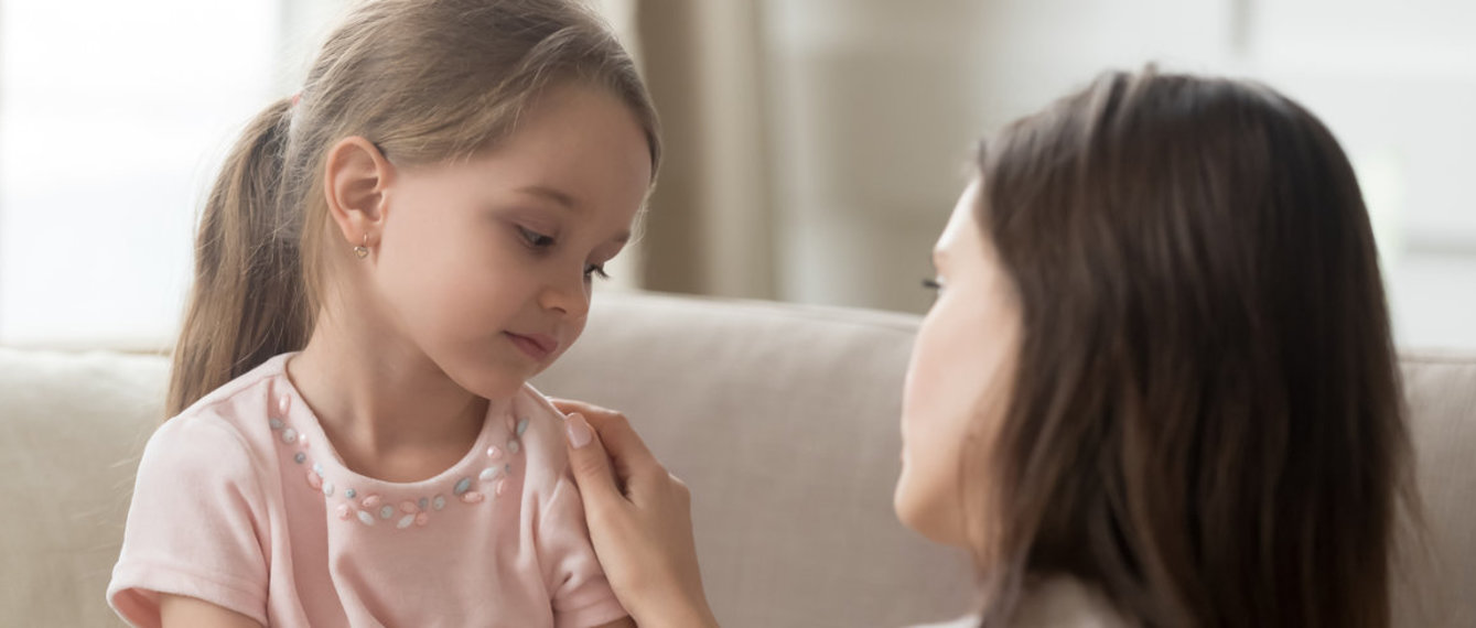 Mutter erklärt der Tochter etwas