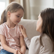 Mutter erklärt der Tochter etwas