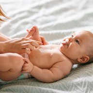 Spielideen für mehr Körperkontakt Kindermassage & Co - meinefamilie.at  Baby