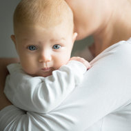 Unseren Kindern Sicherheit geben: 40 Fragen - meinefamilie.at  Mutter hält Neugeborenes Sicher im Arm