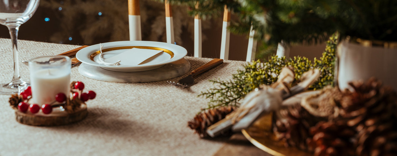 Reizüberflutung zu Weihnachten © iStock festlich gedeckter Tisch