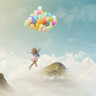 Elternweiterbildung in Wien & NÖ - meinefamilie.at  Kleines Mädchen hält bunte Luftballons, springt von einem Berg gipfel zum anderen; Erfolgs-/Erfolgskonzept, Fantasy-Hintergrund mit Kopierraum – Stockfoto