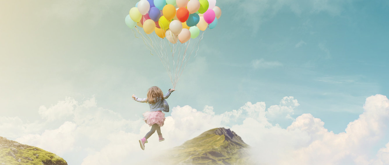 Kleines Mädchen hält bunte Luftballons, springt von einem Berg gipfel zum anderen; Erfolgs-/Erfolgskonzept, Fantasy-Hintergrund mit Kopierraum – Stockfoto